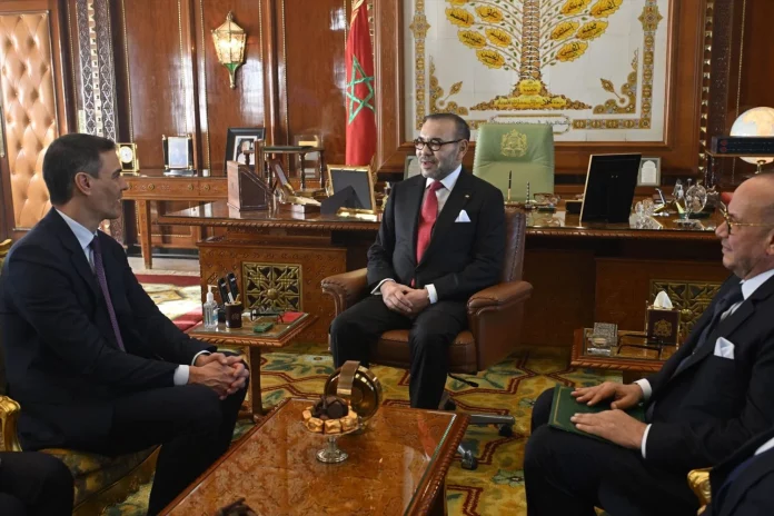 El presidente del Gobierno español, Pedro Sánchez (i), y el rey de Marruecos, Mohamed VI (c) en su primer viaje oficial de esta legislatura a Marruecos, a 21 de febrero de 2024