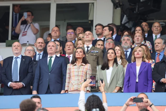 María Ángeles García, presidenta en funciones de la RFEF, entre la reina Letizia y la ministra Pilar Alegría.