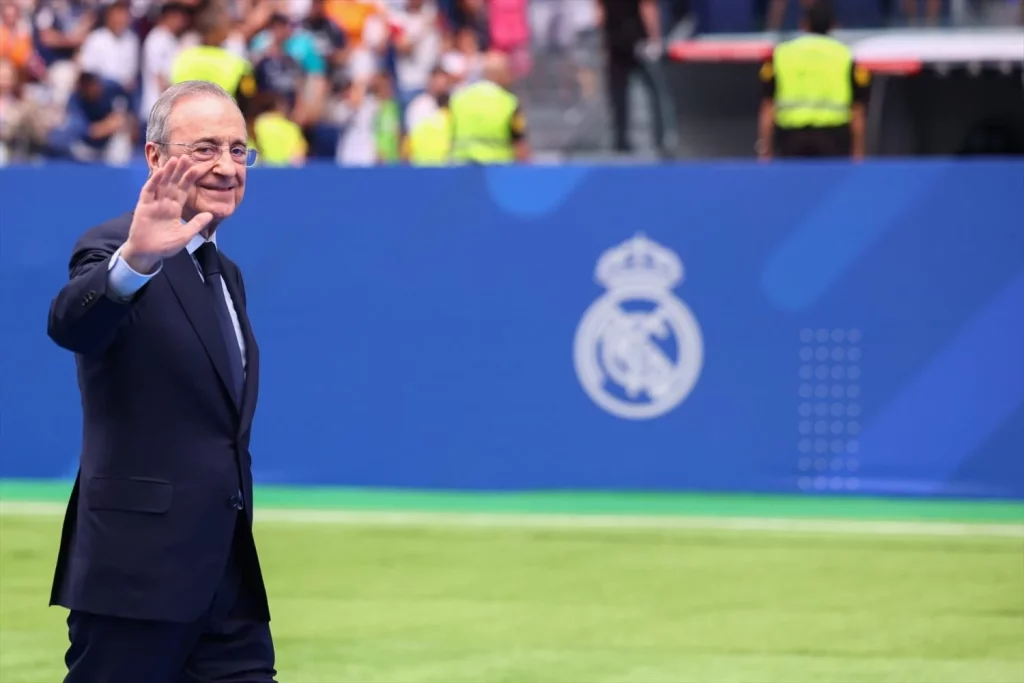 Florentino Pérez busca aliados para silenciar las denuncias por delito medioambiental 2 Moncloa EuropaPress 6111869 florentino perez rodriguez president of real madrid reacts during the Moncloa