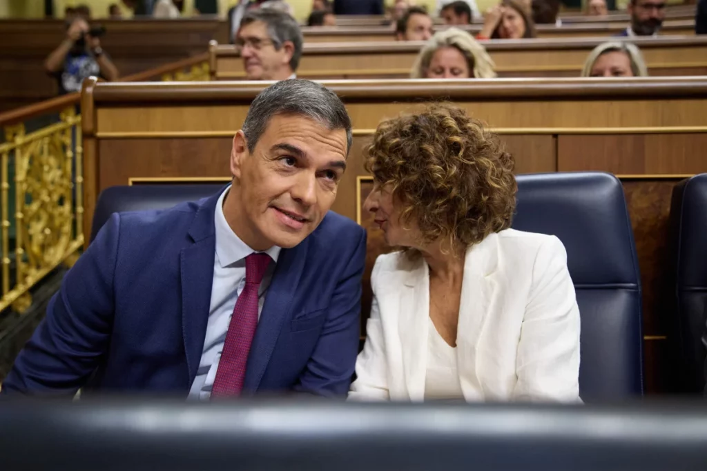 Montero agita el nacionalismo andaluz para lanzarse contra Podemos 2 Moncloa Pedro Sánchez y María Jesús Montero, presidente del Gobierno y ministra de Hacienda, respectivamente