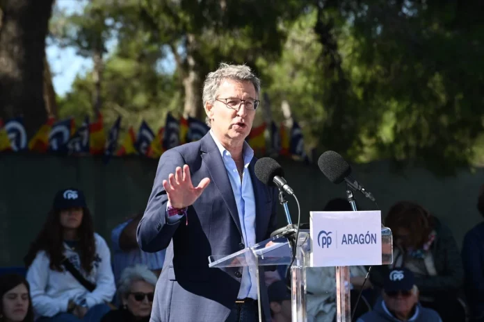 Alberto Núñez Feijóo., líder del PP, trata de sortear el difícil equilibrio con Vox y la oposición al PSOE | Fuente: Agencias