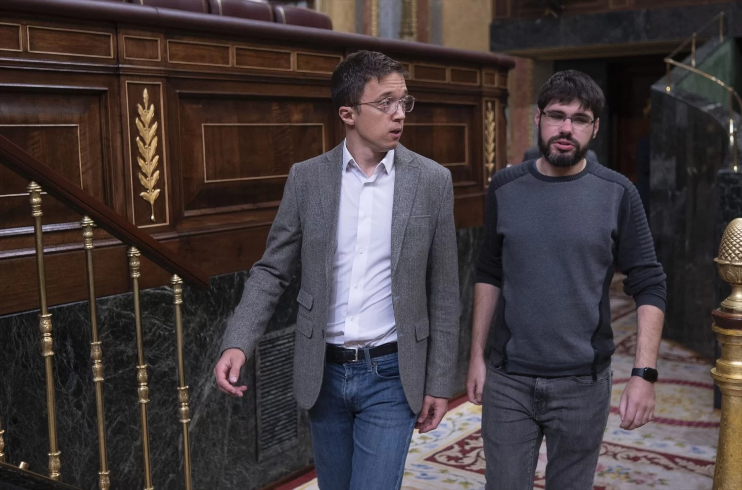 El portavoz de Sumar en el Congreso, Íñigo Errejón (i), y el diputado de Sumar Lander Martínez (d) a su llegada a una sesión plenaria, en el Congreso de los Diputados, a 22 de octubre de 2024