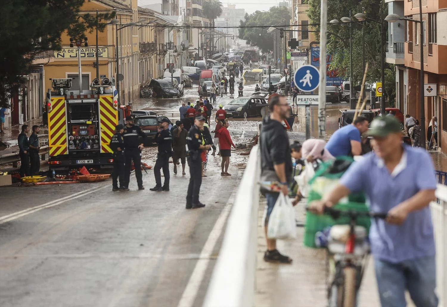 Bomberos tras el paso de la DANA por el barrio de La Torre de Valencia, a 30 de octubre de 2024, en Valencia,