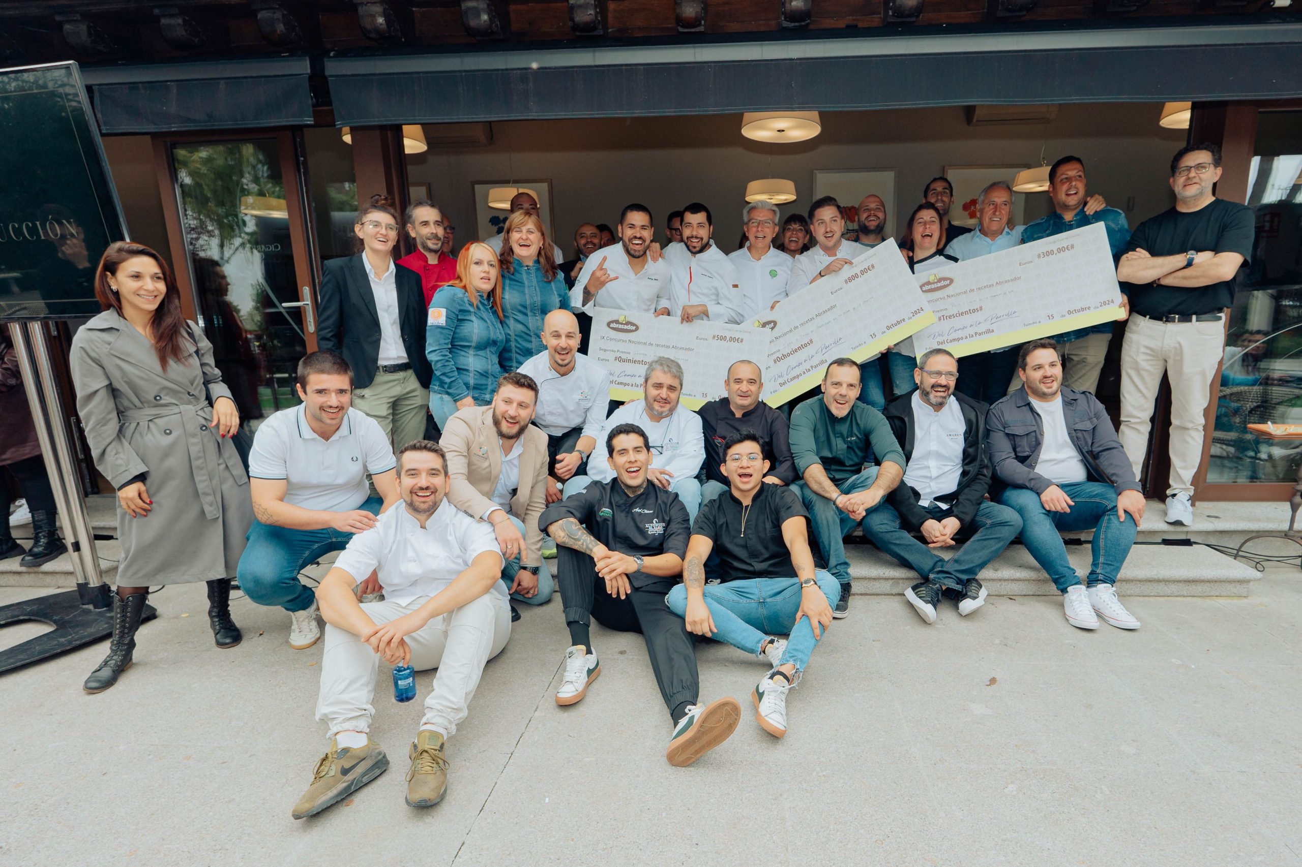 Foto grupal de los 11 finalistas con el jurado scaled Moncloa