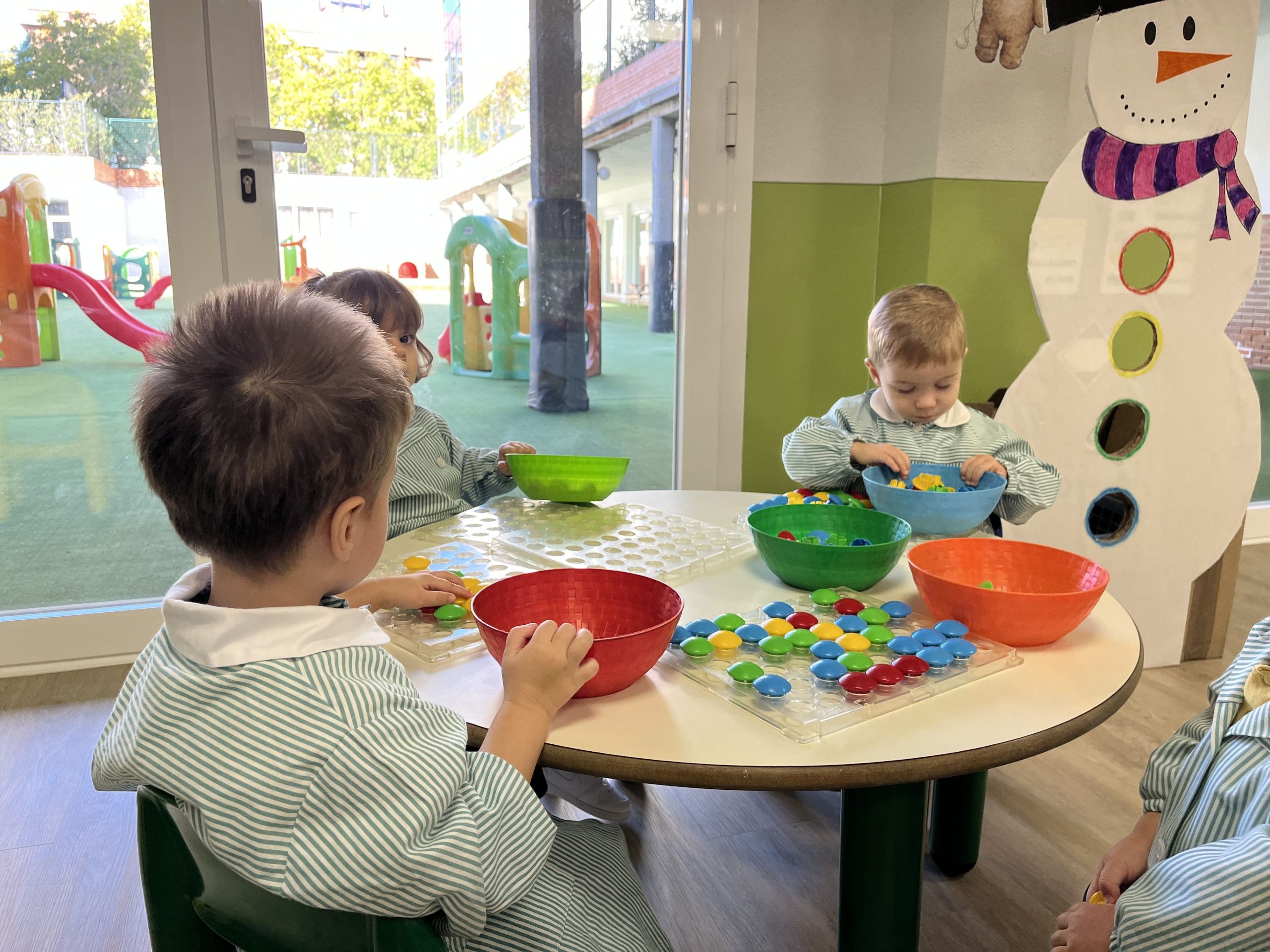 El Liceo Villa Fontana explica los beneficios de llevar a los niños a la guardería desde muy temprana edad 1 Moncloa Mesa redonda jugando17 copia 1 scaled Moncloa