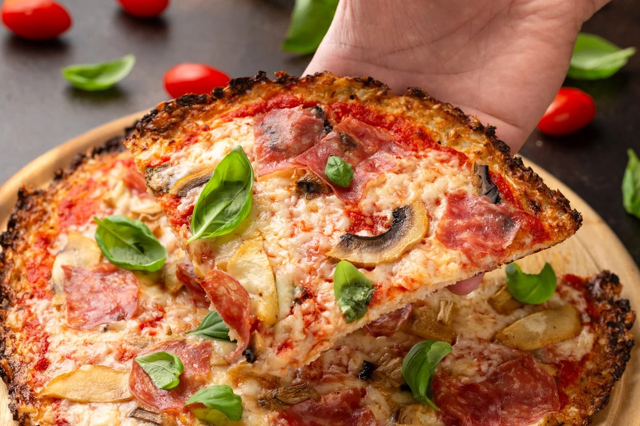 Pizza exprés sin harinas y baja en grasas: 3 ingredientes y lista en minutos