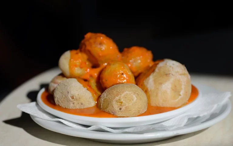 Receta para hacer las auténticas papas arrugadas con mojo, como si estuvieras en las Islas Canarias