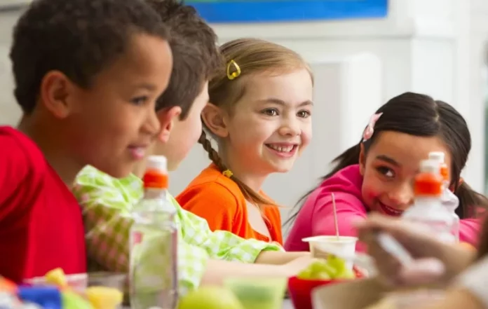 4 claves de la OCU para mejorar hoy el menú escolar de tu hijo