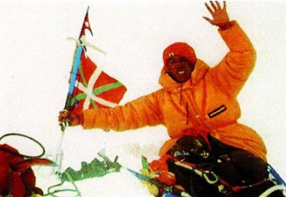 Escándalo en el fútbol: El Athletic homenajea al montañero que llevó el anagrama de ETA al Everest 1 Moncloa el sherpa pasang temba en la cima del everest el 14 mayo 1980 Moncloa