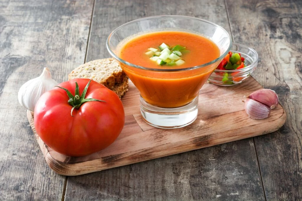 The New York Times señala la receta española más famosa a nivel mundial, y no es la tortilla de patata 3 Moncloa VARIEDADES DEL GAZPACHO Y SU INFLUENCIA CULTURAL