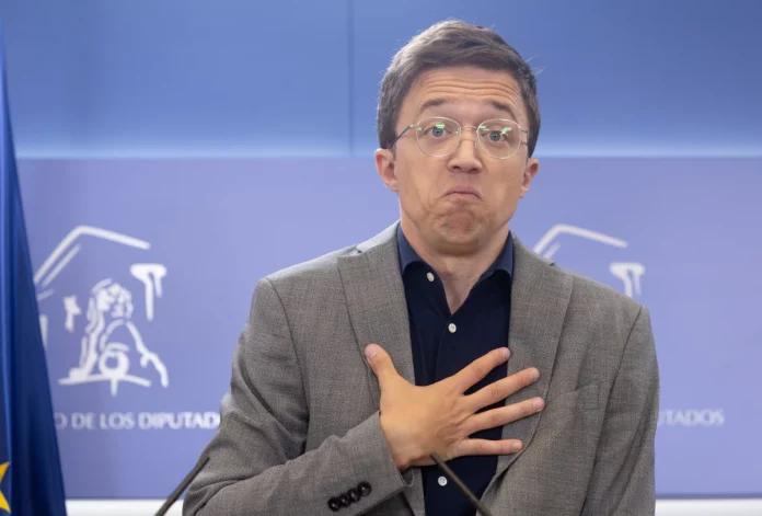 Íñigo Errejón, líder de Más País y portavoz de Sumar, abandona la política tras denuncias de acoso sexual por una actriz y una periodista.