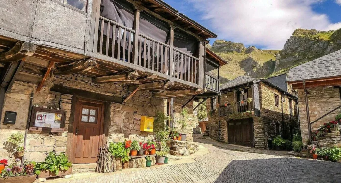 A más de 1000 metros de altura, este pueblo español parece sacado de un cuento
