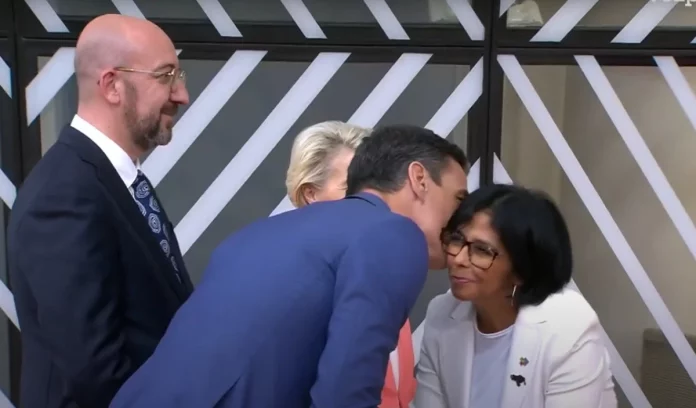 Pedro Sánchez y el cariñoso saludo a Delcy Rodríguez en 2023 ante Úrsula Von der Leyen