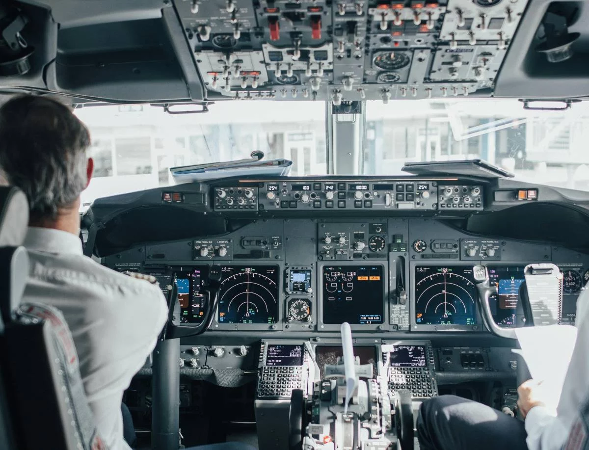 Este gesto le costó la cabina, la historia del piloto más viral del momento