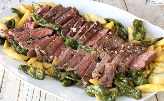 Lleva el sabor de Galicia a tu mesa con el tradicional raxo con patatas y pimientos de Padrón