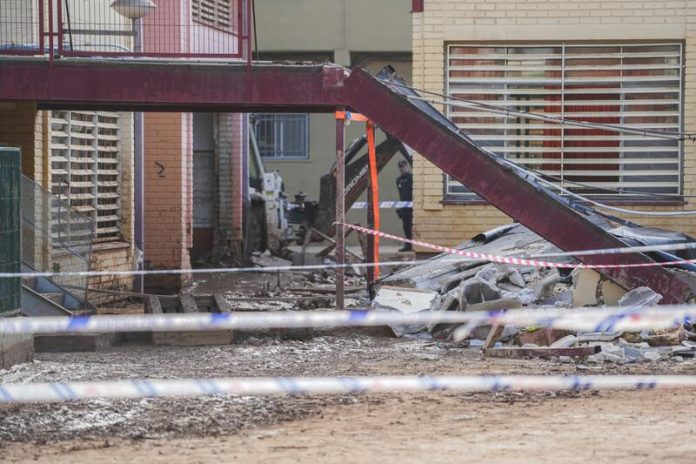 Un operario ha fallecido y otro ha resultado lesionado en una pierna tras derrumbarse en la mañana de este domingo el porchado del colegio Luis Vives de la localidad valenciana de Massanassa, una de las afectadas por la dana del 29 de octubre, según ha informado el Centro de Coordinación de Emergencias y Policía Nacional. Desde el Centro de Información y Coordinación de Urgencias (CICU) han detallado que sobre las 11.53 horas han recibido una llamada de aviso en la que se informaba de la caída de una pérgola en el colegio por la que habían quedado atrapadas dos personas. Una de ellas ha resultado muerta, mientras que la segunda, un varón de 35 años, ha sufrido heridas leves en una pierna y escoriaciones en la cabeza por las que ha sido trasladada al Hospital La Fe de València en una TNA. También se ha enviado un equipo de psicólogos. En el lugar del siniestro se encuentran también agentes de la Policía Nacional del Grupo de Homicidios y de la Brigada de Policía Científica de Valencia para investigar las causas del derrumbe del centro ubicado en la calle Joanot Martorell de Massanassa. Asimismo, el Consorcio Provincial de Bomberos de Valencia ha movilizado hasta la zona dos dotaciones de bomberos de Torrent y Catarroja, un sargento, un jefe de sector y un oficial del cuerpo provincial, así como efectivos de emergencias y medios sanitarios. La delegada del Gobierno en la Comunitat Valenciana, Pilar Bernabé, se ha desplazado hasta el lugar y ha confirmado que tanto la víctima mortal como el herido estaban interviniendo en las labores que se están llevando a cabo en este centro educativo. La delegada ha trasladado el pésame y 