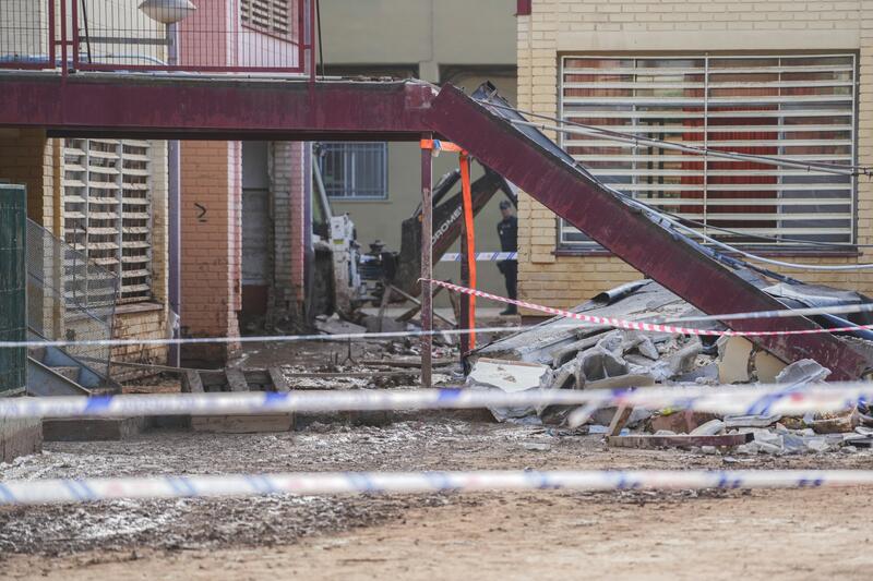 Un operario ha fallecido y otro ha resultado lesionado en una pierna tras derrumbarse en la mañana de este domingo el porchado del colegio Luis Vives de la localidad valenciana de Massanassa, una de las afectadas por la dana del 29 de octubre, según ha informado el Centro de Coordinación de Emergencias y Policía Nacional. Desde el Centro de Información y Coordinación de Urgencias (CICU) han detallado que sobre las 11.53 horas han recibido una llamada de aviso en la que se informaba de la caída de una pérgola en el colegio por la que habían quedado atrapadas dos personas. Una de ellas ha resultado muerta, mientras que la segunda, un varón de 35 años, ha sufrido heridas leves en una pierna y escoriaciones en la cabeza por las que ha sido trasladada al Hospital La Fe de València en una TNA. También se ha enviado un equipo de psicólogos. En el lugar del siniestro se encuentran también agentes de la Policía Nacional del Grupo de Homicidios y de la Brigada de Policía Científica de Valencia para investigar las causas del derrumbe del centro ubicado en la calle Joanot Martorell de Massanassa. Asimismo, el Consorcio Provincial de Bomberos de Valencia ha movilizado hasta la zona dos dotaciones de bomberos de Torrent y Catarroja, un sargento, un jefe de sector y un oficial del cuerpo provincial, así como efectivos de emergencias y medios sanitarios. La delegada del Gobierno en la Comunitat Valenciana, Pilar Bernabé, se ha desplazado hasta el lugar y ha confirmado que tanto la víctima mortal como el herido estaban interviniendo en las labores que se están llevando a cabo en este centro educativo. La delegada ha trasladado el pésame y 