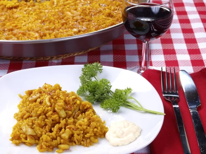 Cocina arroz a banda con la receta valenciana original