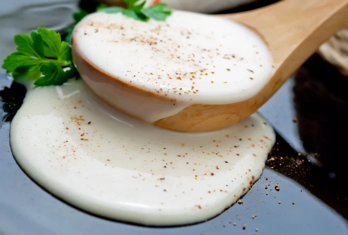 Prepara una bechamel sin grasas añadidas con esta receta rápida de solo dos ingredientes