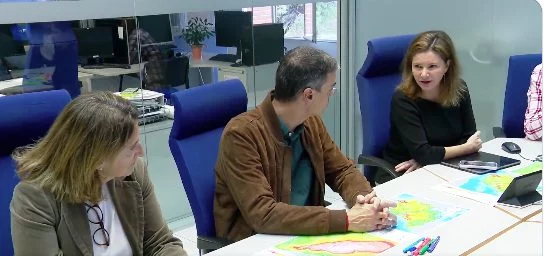 María José Rallo, de la AEMET, a la derecha, conversa con el presidente Pedro Sánchez.