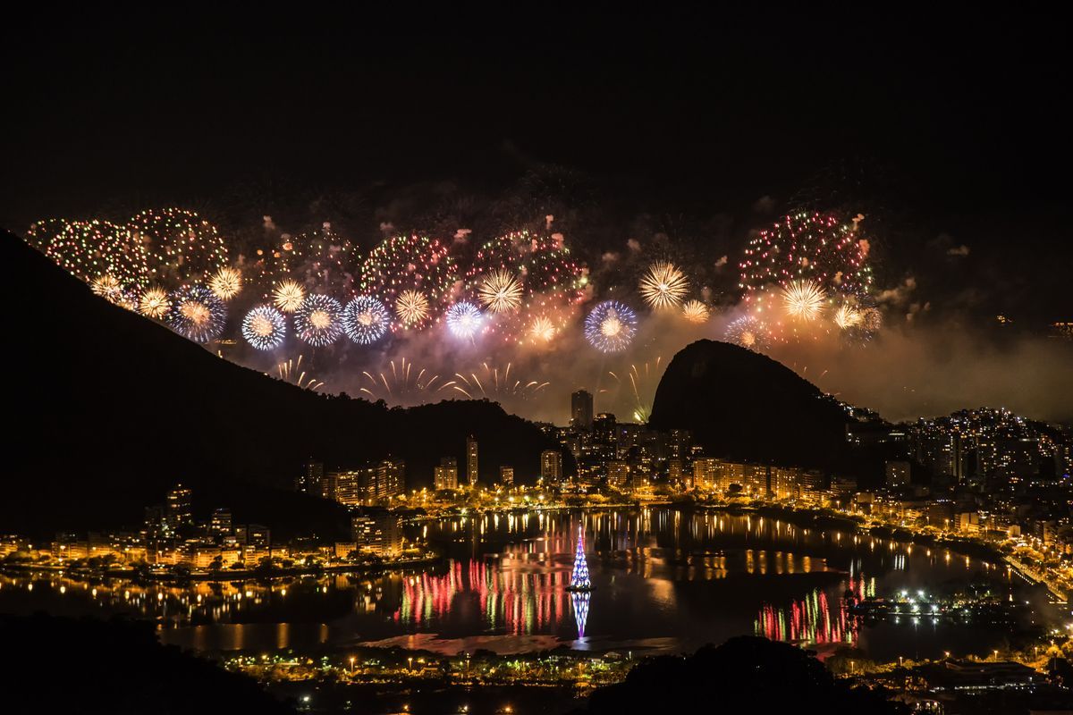 DEST BRAZIL RIO DE JANEIRO NEW YEARS FIREWORKS GettyImages 1206122895 Universal Within usage period 78561 1 Moncloa