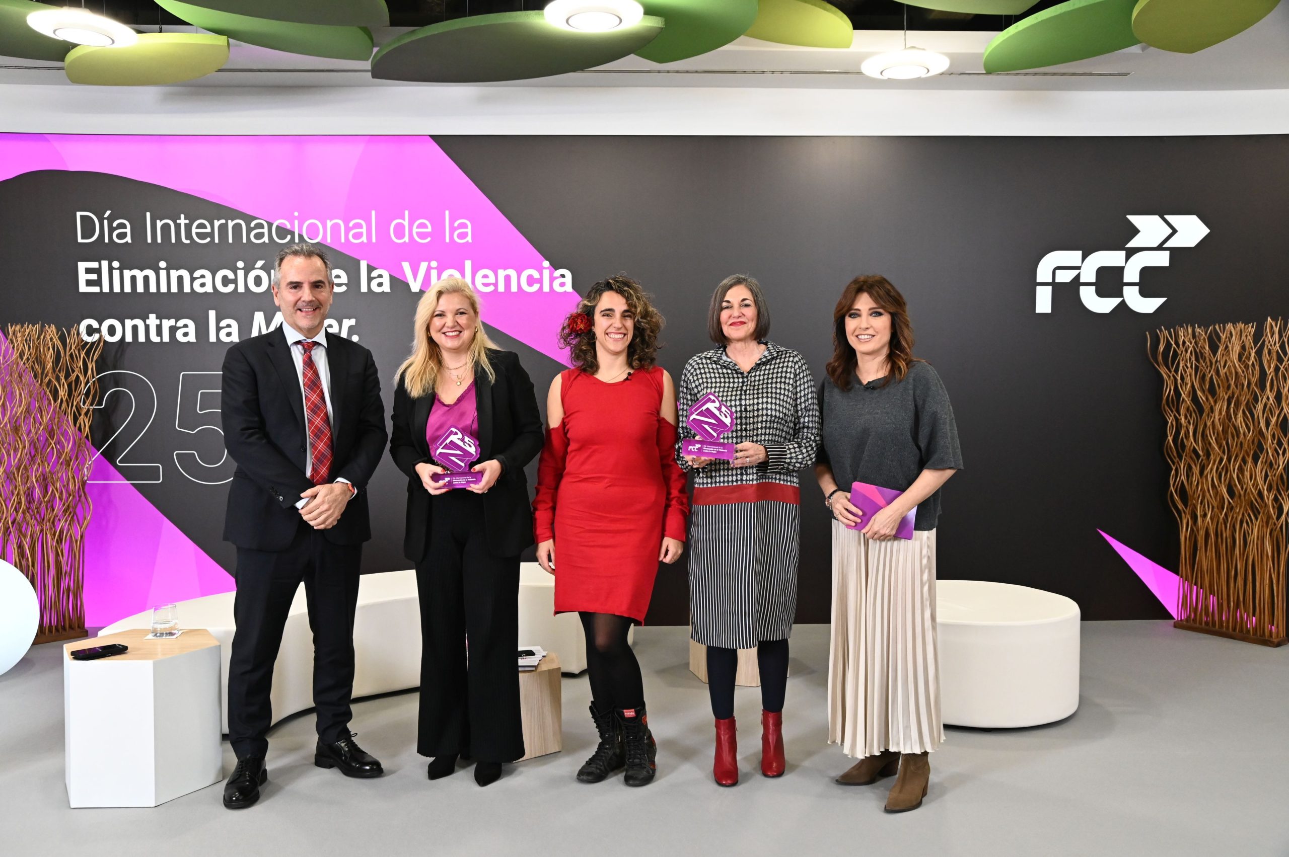 De izquierda a derecha igo Sanz Prez CEO de FCC Servicios Medio Ambiente Diana Daz lvarez directora de las Lneas de Ayuda ANAR Carmela del Moral Blasco responsable de Polticas de Infancia scaled Moncloa