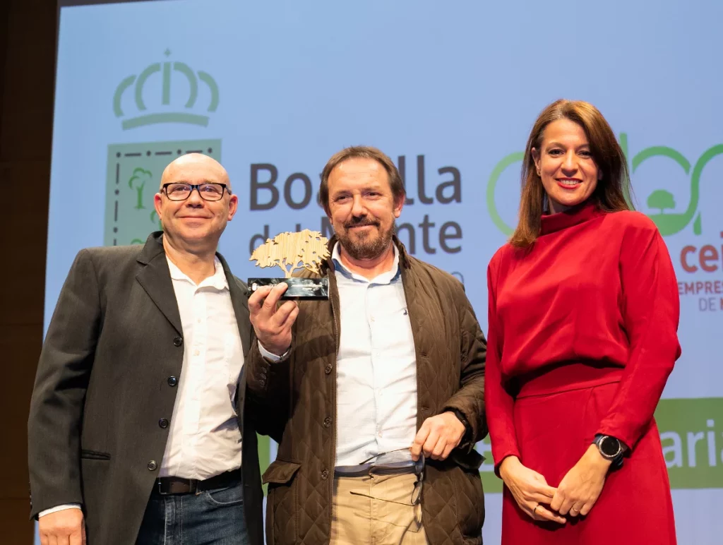 Marta Nieto (Comercio CAM) pone en valor la apuesta de la ACBM para crear sinergias en Boadilla 1 Moncloa Marta Nieto, directora general de Comercio de la Comunidad de Madrid, instantes antes de entregar el Premio de Boadilla del Monte 2024 a O'Carro