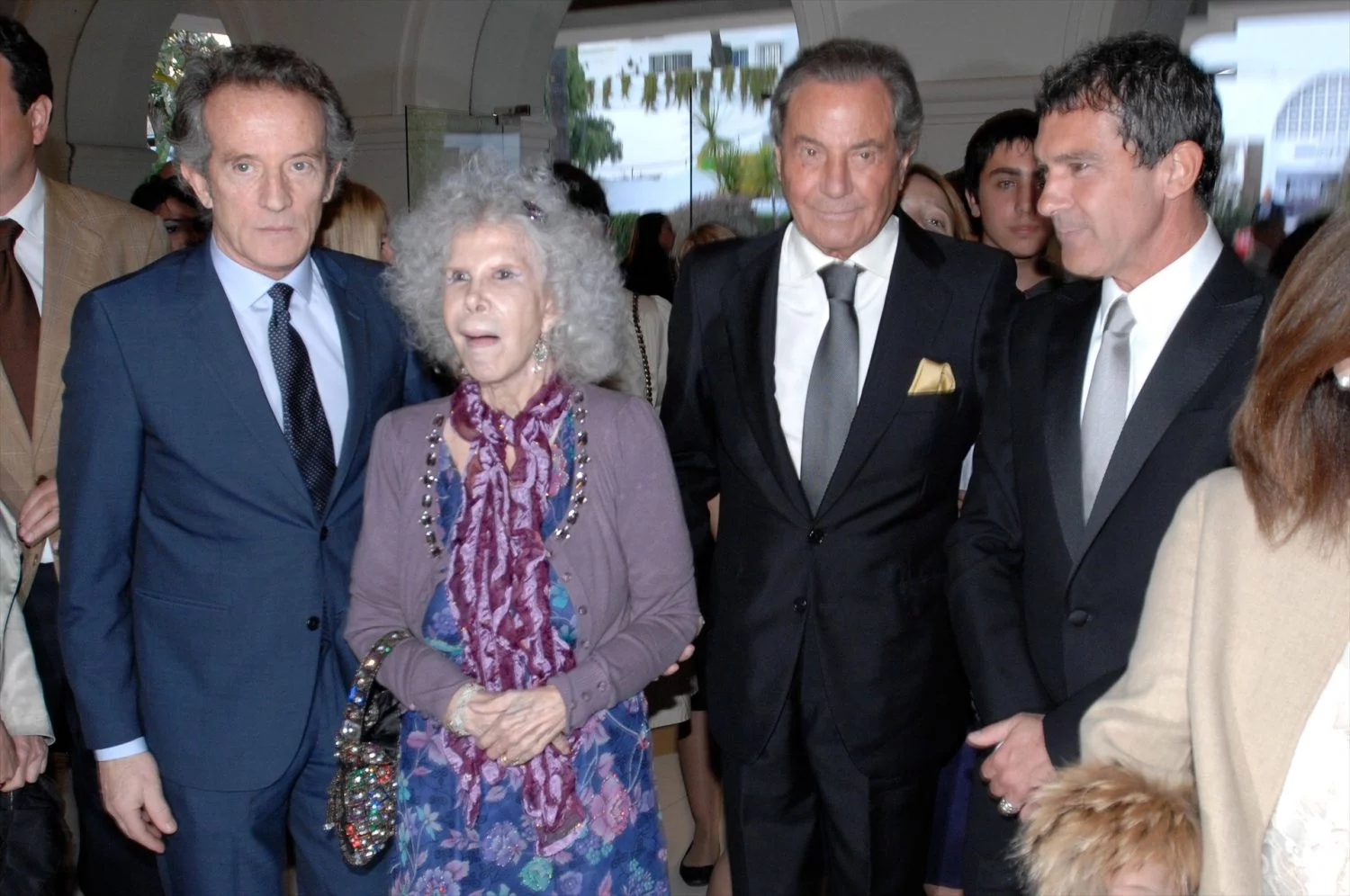 La Duquesa de Alba junto a su tercer marido y los actores Arturo Fernández y Antonio Banderas.