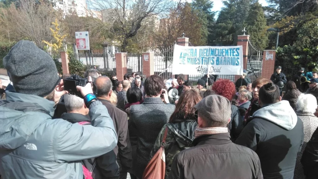Vox fracasa en su intento de crear una nueva Rosa Parks en el distrito de Hortaleza 2 Moncloa EuropaPress 2494316 vecinos hortaleza junto hogar social manifiestan pancarta fuera Moncloa