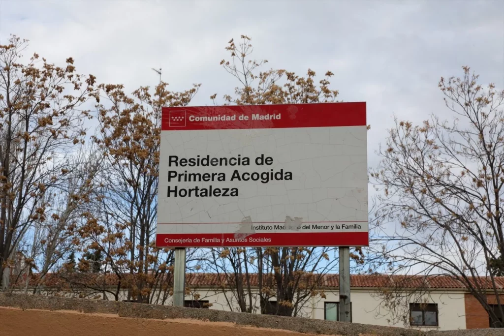 Vox fracasa en su intento de crear una nueva Rosa Parks en el distrito de Hortaleza 1 Moncloa EuropaPress 2530275 cartel entrada centro menores hortaleza lee residencia primera acogida Moncloa