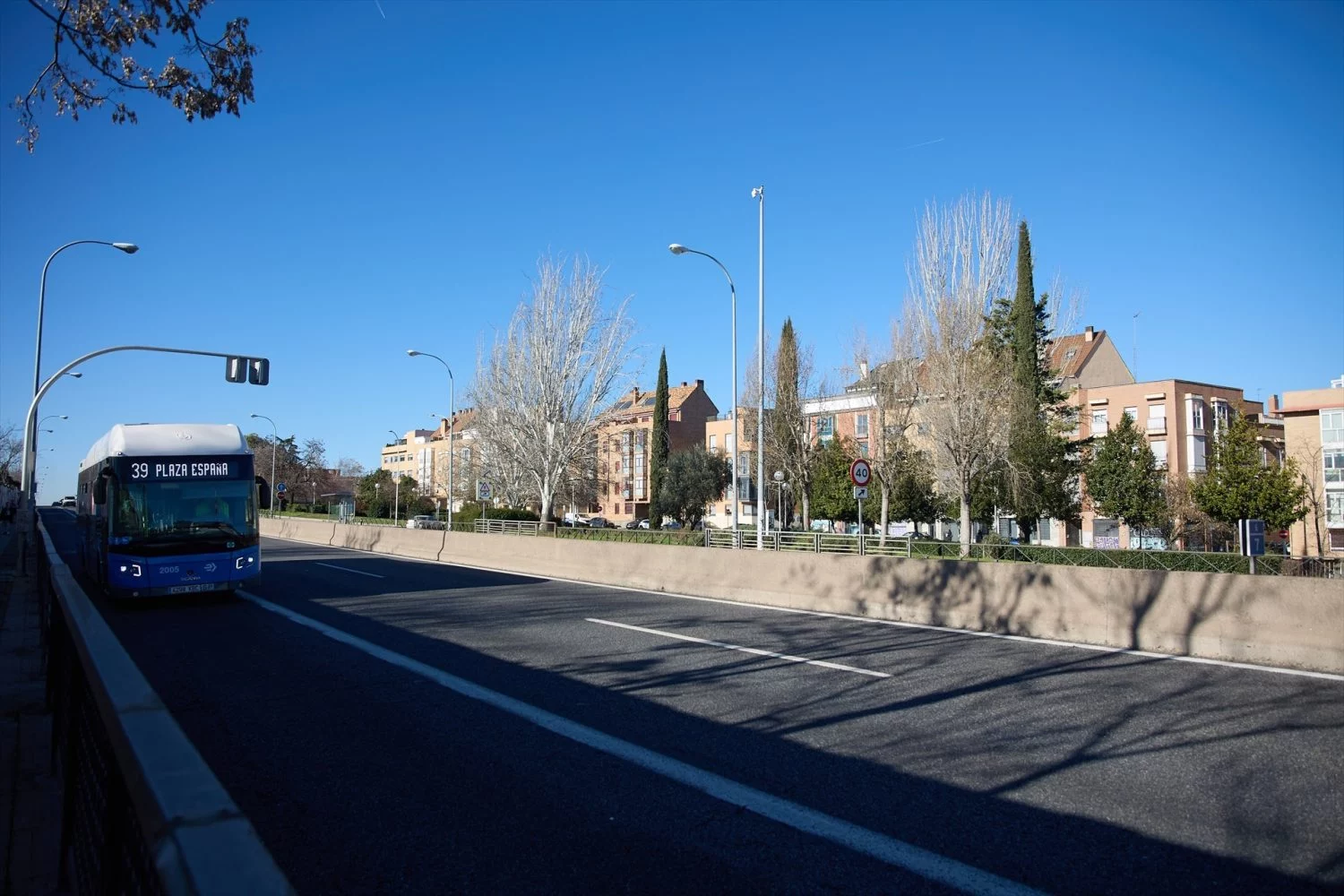 Un autobús en la A-5 a la altura de la Avenida de los Poblados, a 17 de febrero de 2024, en Madrid (España)