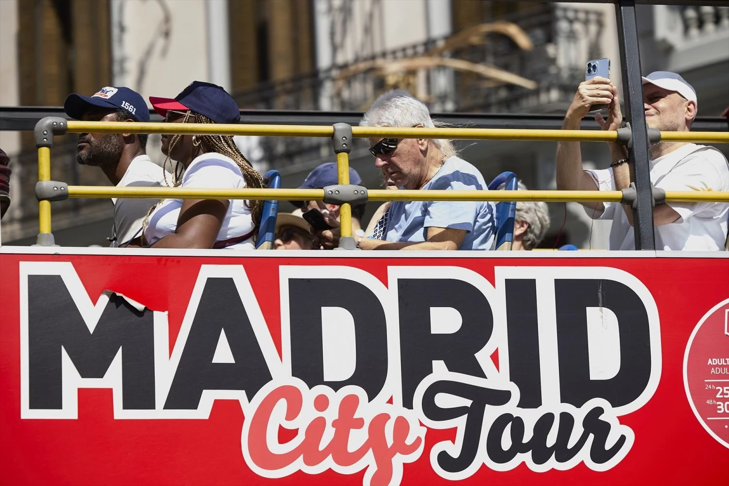 Varias personas en un bus turístico, a 2 de septiembre de 2024, en Madrid (España)