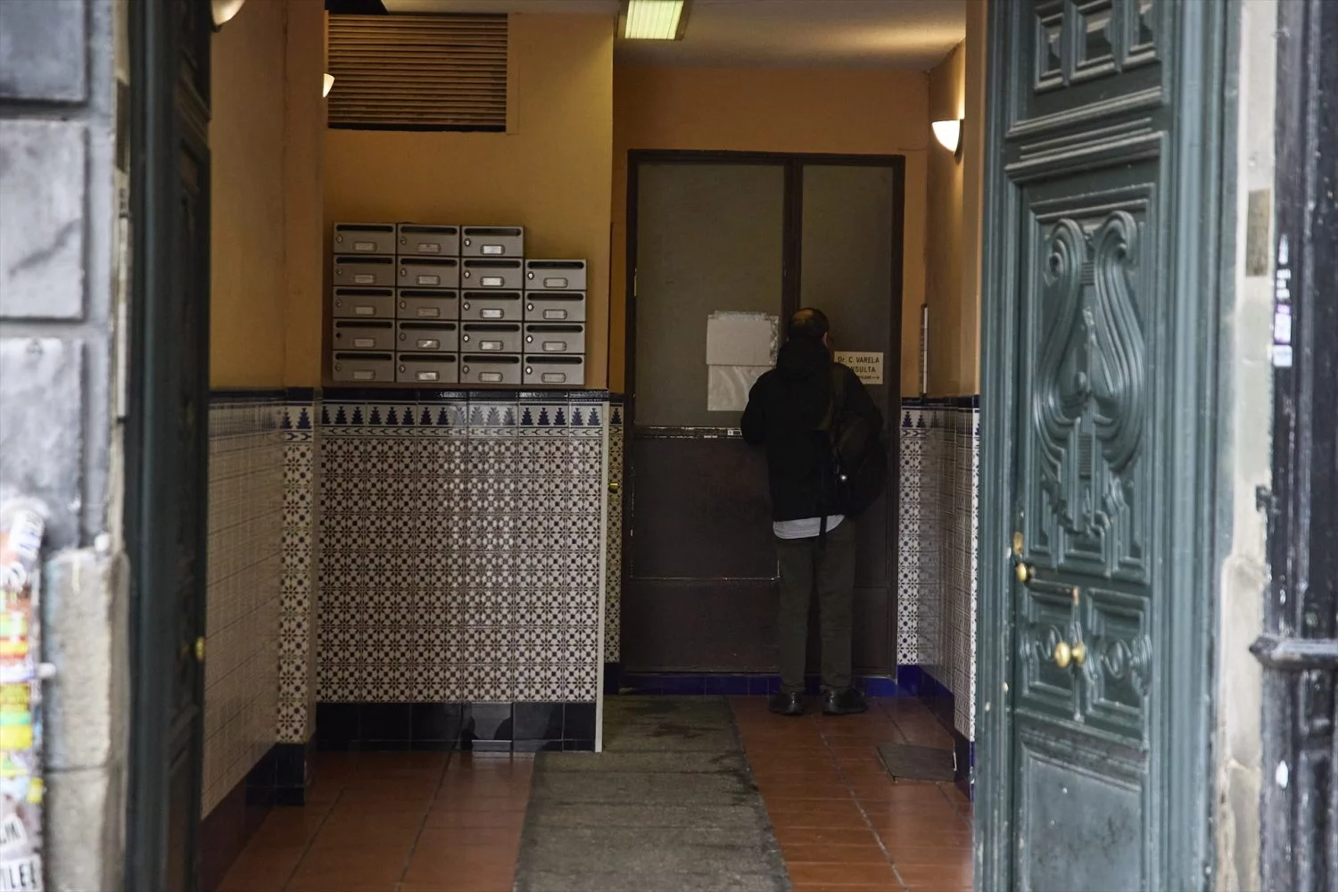 Un hombre en un bloque de viviendas, a 29 de octubre de 2024, en Madrid (España). Almeida, ha informado este martes, 29 de octubre, que presentará en dos semanas el Plan Especial de Protección del Ámbito Residencial en la Ciudad de Madri