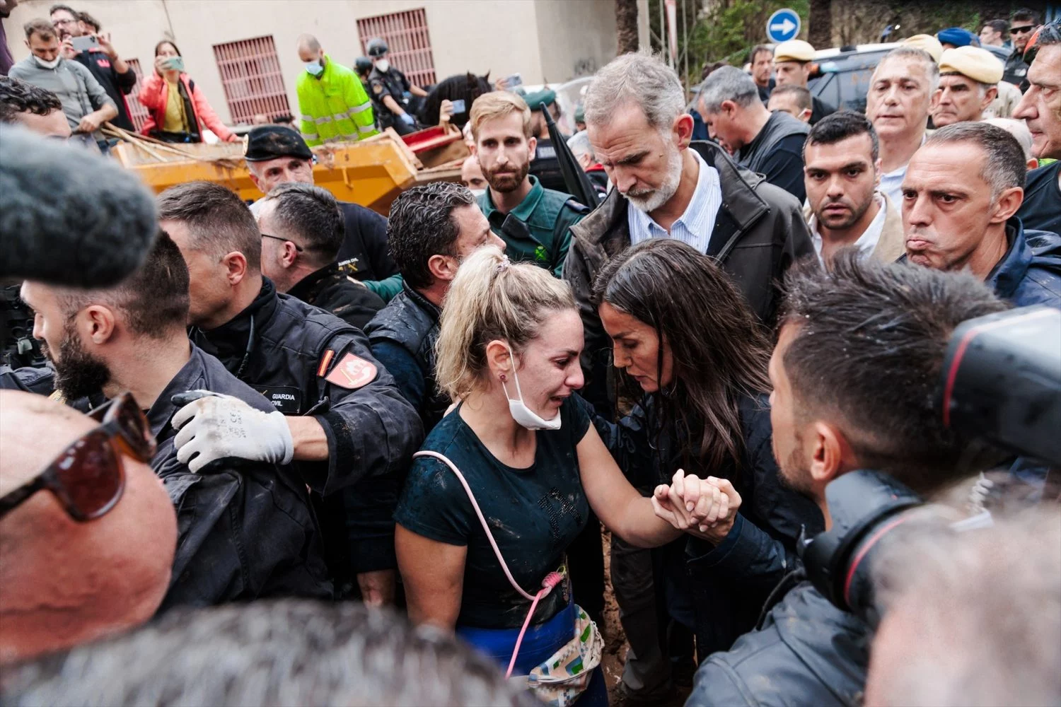 Los Reyes de España durante su visita a la zona afectada de la Dana.