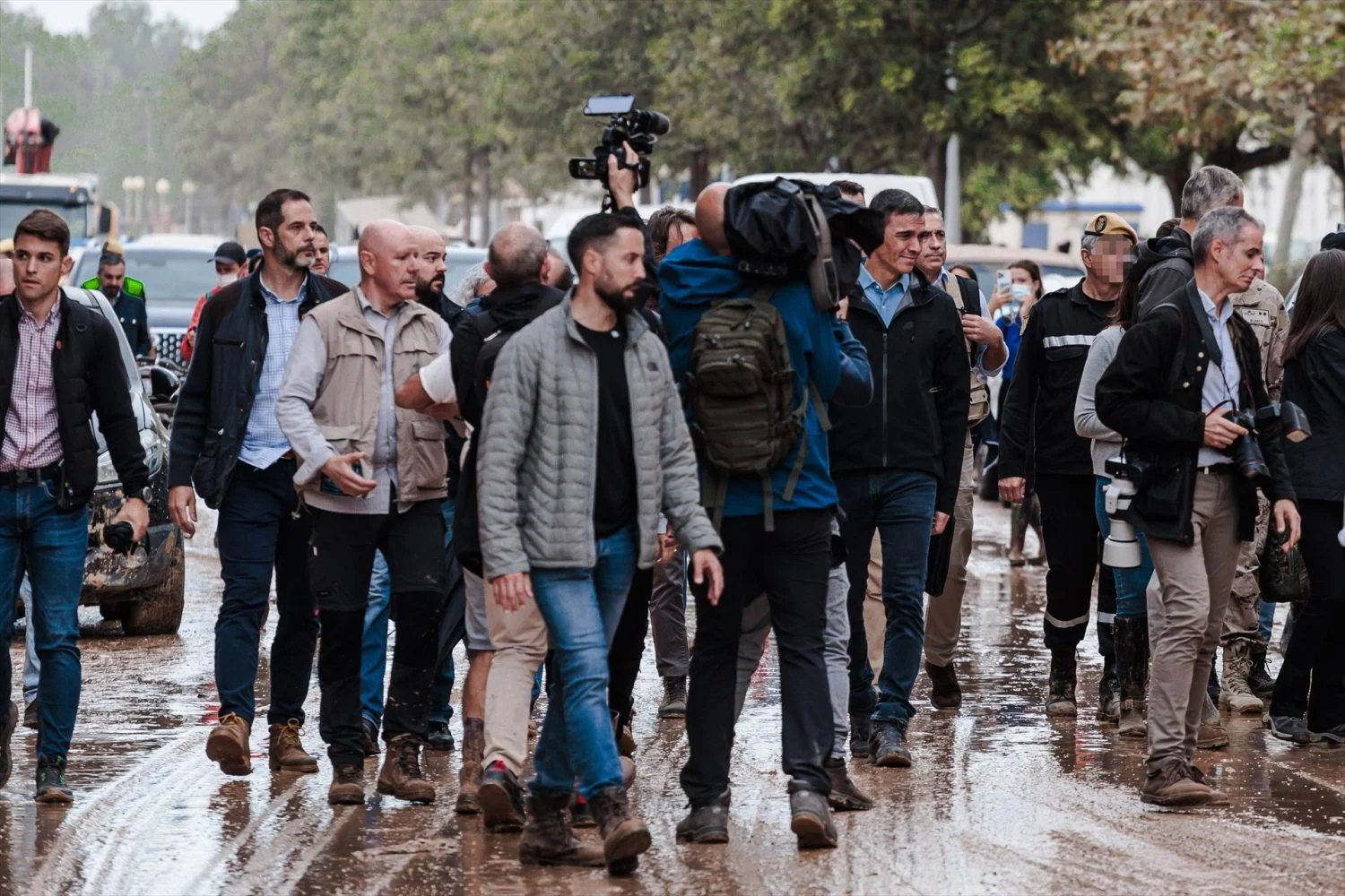El presidente del Gobierno, Pedro Sánchez, durante su visita a una zona afectada por la DANA, a 3 de noviembre de 2024, en Paiporta, Valencia,