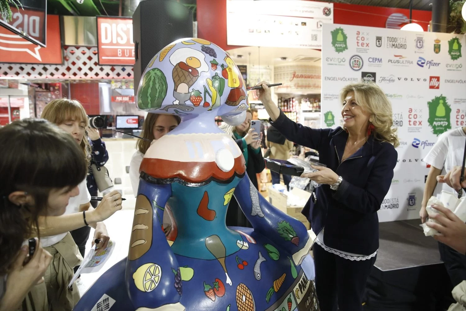 Un momento del acto de presentación de Meninas Madrid Gallery 2024 en el Mercado Municipal de La Paz, en el que la delegada de Economía, Innovación y Hacienda, Engracia Hidalgo, acompaña a las artistas de la Universidad Francisco de Vitoria