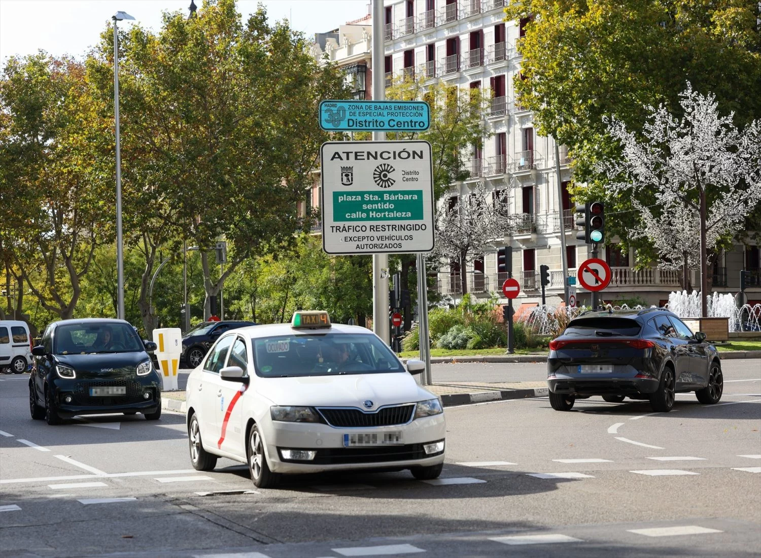 Un cartel marca la el Inicio de una Zona de Bajas Emisiones (ZBE), a 20 de noviembre de 2024, en Madrid (España).