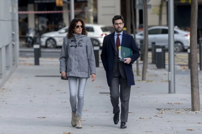 María Piedad Losada, secretaria de Aldama, junto a su abogado.