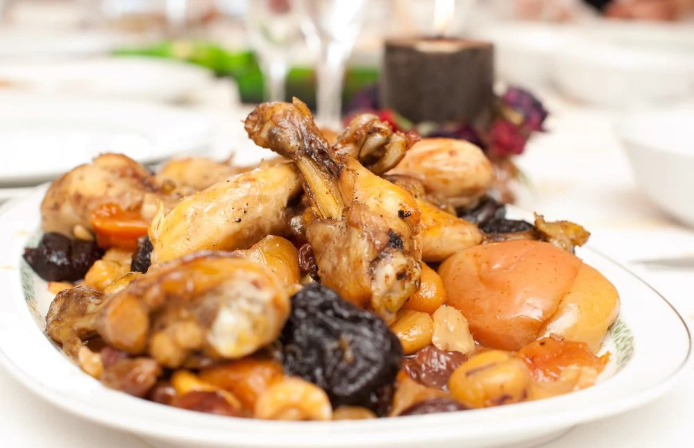 Pollo a la catalana, el guiso que hará que tus reuniones familiares sean todo un éxito 1 Moncloa LA HISTORIA DEL POLLO A LA CATALANA: UN RECORRIDO POR LA GASTRONOMÍA ESPAÑOLA