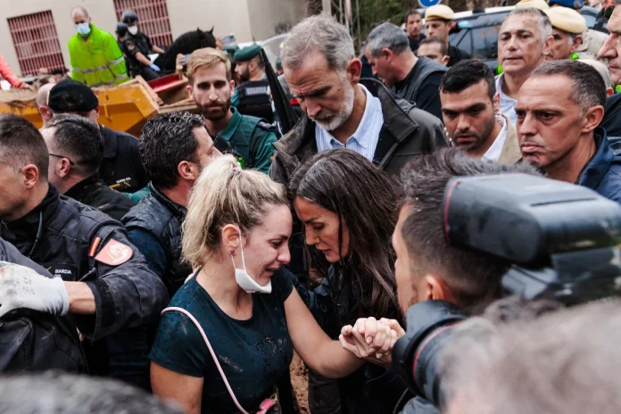 Los Reyes, compungidos a su llegada a la zona Cero de la riada, Paiporta