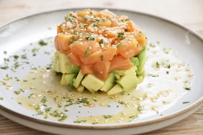 La tarta de salmón y aguacate perfecta para cenar en tiempo récord y sin complicaciones