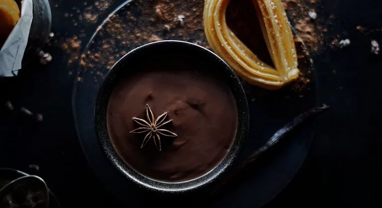 Churros caseros con chocolate especiado, el clásico español con un toque sorprendente