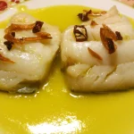 El bacalao al pil-pil perfecto existe: el método para que la salsa nunca se corte y uses la mitad de aceite