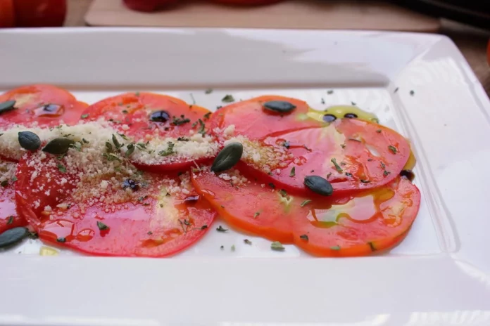 Tenemos la receta del carpaccio de tomate sencillo fresco y perfecto para cenas saludables en minutos