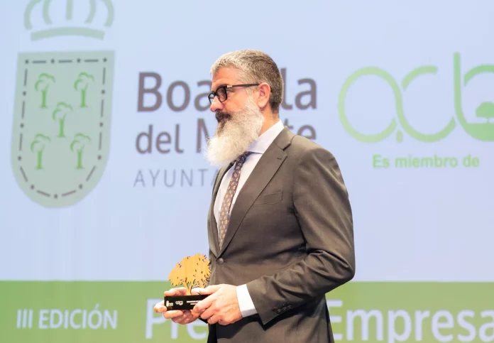 Jesús Egea, primer teniente de alcalde de Boadilla del Monte, a la hora de entregar el Premio RSC a Banco Santander