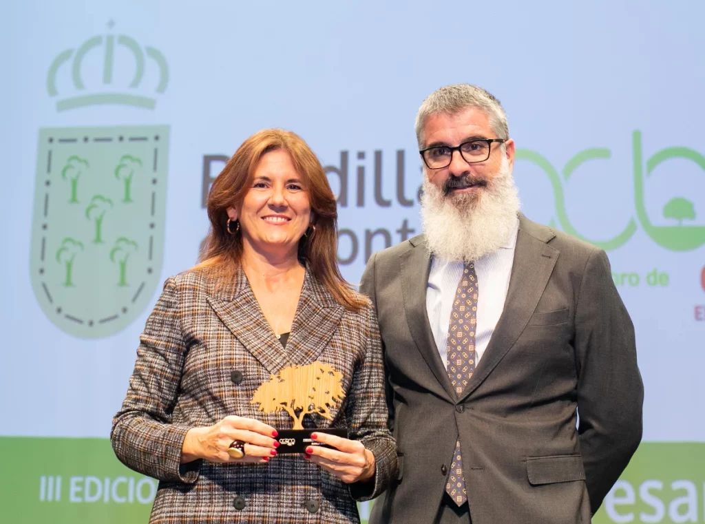 Jesús Egea (Primer teniente de alcalde de Boadilla): «Las Administraciones no tenemos que molestar» 1 Moncloa María Ruiz-Moyano Pérez, directora de Relaciones Institucionales y Acción Social del Banco Santander, y Jesús Egea, primer teniente de alcalde de Boadilla del Monte
