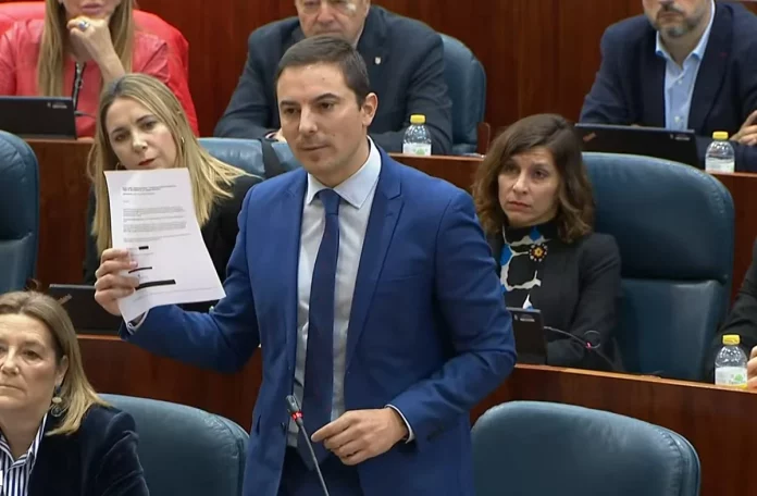 Juan Lobato con el correo del abogado de González Amador ante la Asamblea de Madrid, un documento clave en la filtración que apunta al Fiscal General del Estado