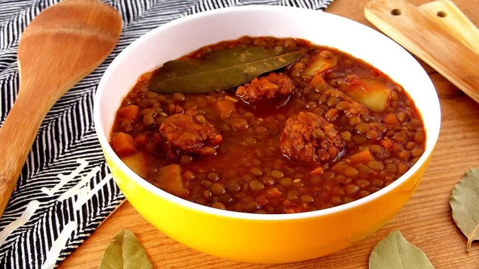 La receta de lentejas a la gallega que te calienta en invierno y está llena de proteínas