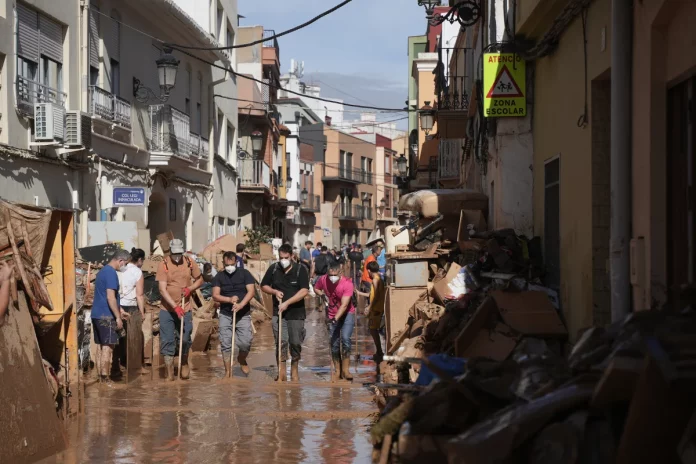 Voluntarios limpian las calles ante la ausencia de personal profesional