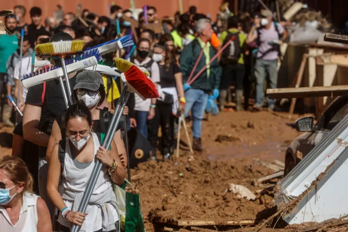 Voluntarios anónimos, la primera línea de ayuda ante la peor DANA del siglo. EP